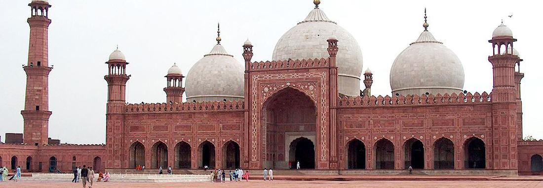 سلفی دختران پاکستانی مقابل مسجد پادشاهی ، شکوه و زیبایی معماری دوره گورکانی را در مسجد پادشاهی ببینید