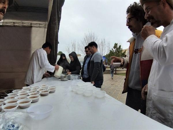 پخت 3 تن سمنو نذری در نوروزگاه اصفهان به منظور همدردی با قربانیان سیل